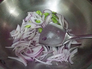 豆豉辣酱爆腰花,下面就是烹饪过程了；锅热倒油，先下蚕豆瓣炒香，再倒入洋葱，加些食盐炒至断生后盛出