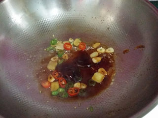 辣炒花蛤,倒入蚝油、生抽和老抽