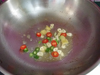 辣炒花蛤,锅热倒菜籽油，下葱姜蒜，一半青红杭椒煸出香味