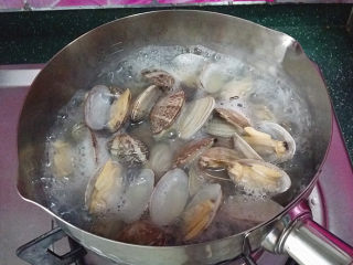辣炒花蛤,微微煮开即可关火，可进一步去除花蛤壳中的泥沙