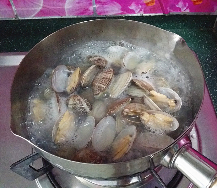 辣炒花蛤,微微煮开即可关火，可进一步去除花蛤壳中的泥沙