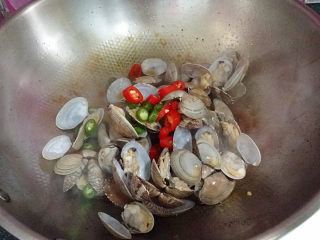 辣炒花蛤,倒入花蛤和另一半青红杭椒