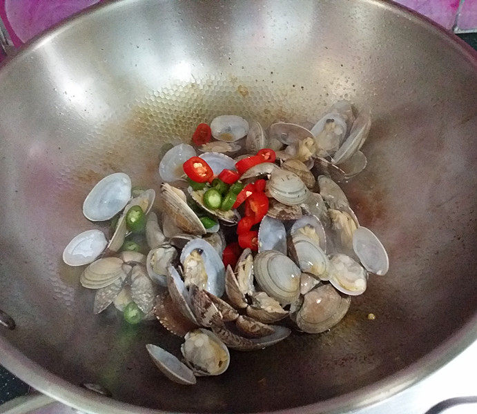辣炒花蛤,倒入花蛤和另一半青红杭椒