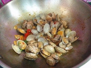 辣炒花蛤,待酱汁均匀裹满花蛤变色后，即可关火；因为生抽、蚝油都有咸味、所以不用再放食盐了