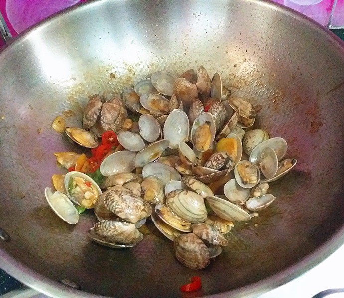 辣炒花蛤,待酱汁均匀裹满花蛤变色后，即可关火；因为生抽、蚝油都有咸味、所以不用再放食盐了