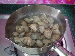 辣炒花蛤,倒入锅中，加入姜片和适量清水