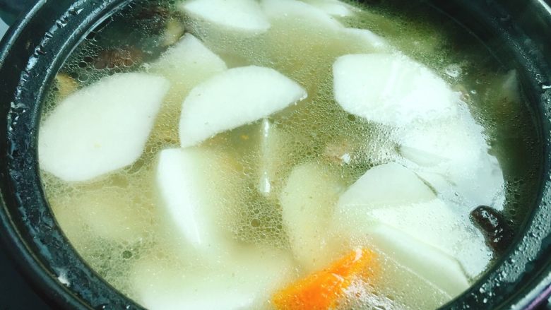 养生汤+双色萝卜筒骨汤,加入继续中火煲10分钟