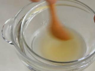 芒果椰奶冻—夏日清凉小甜点，Q弹好吃不上火,隔热水加热再搅拌成液体。