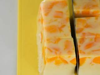 芒果椰奶冻—夏日清凉小甜点，Q弹好吃不上火,冷藏后成型取出，切块即可。