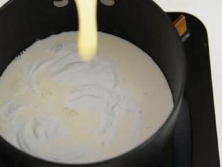 芒果椰奶冻—夏日清凉小甜点，Q弹好吃不上火,锅中加入椰浆、牛奶、炼奶、糖加热，搅拌均匀。