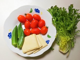 五彩缤纷法式沙拉,2准备好苦菊，豆干，樱桃番茄，秋葵