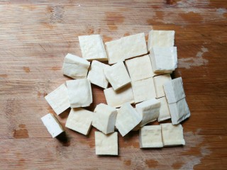 五彩缤纷法式沙拉,豆干切成小块