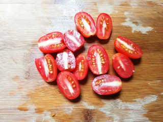 五彩缤纷法式沙拉,樱桃番茄一分为二切开