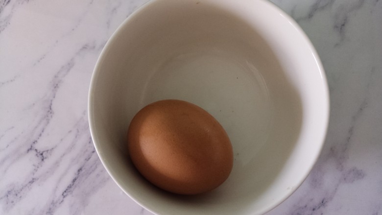 玉米香菇鸡蛋汤,准备一个<a style='color:red;display:inline-block;' href='/shicai/ 9'>鸡蛋</a>。