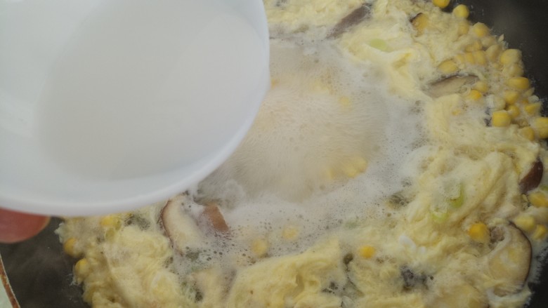 玉米香菇鸡蛋汤,再加入调好的水淀粉。水淀粉是用一勺淀粉和两勺水调成的。