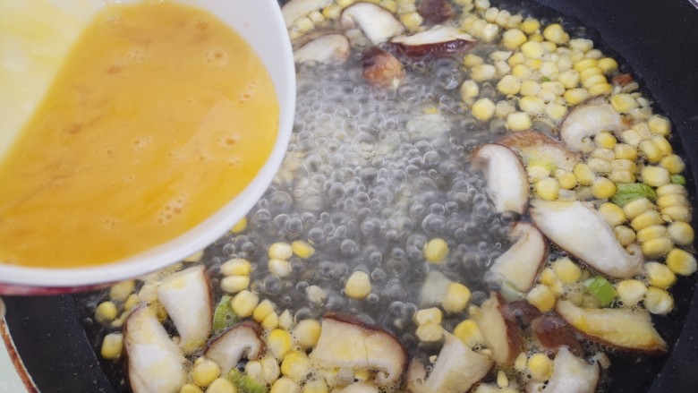 玉米香菇鸡蛋汤,再把搅拌好的鸡蛋液倒入。