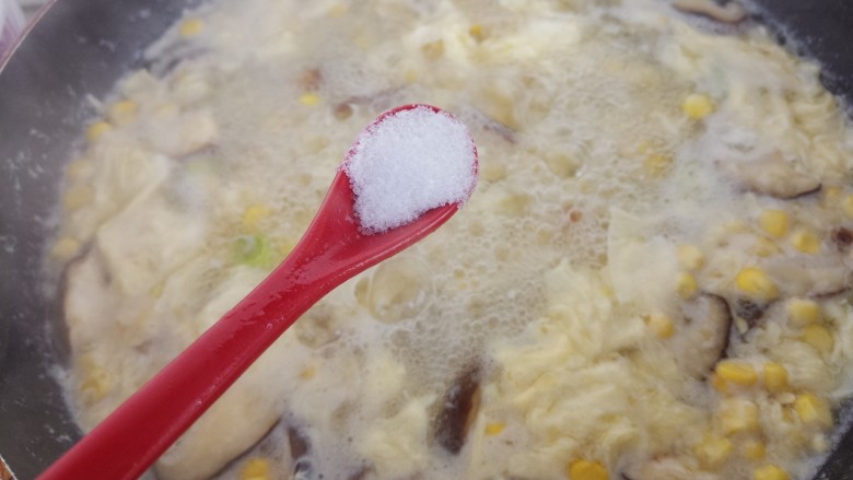 玉米香菇鸡蛋汤,然后加入一勺盐。