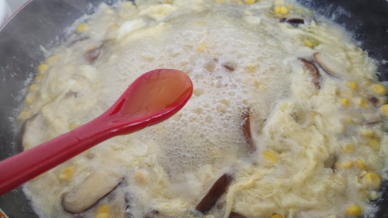 玉米香菇鸡蛋汤,再加一勺鲜鸡汁。