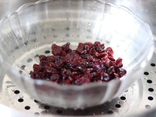 夏日小甜品，豆沙蔓越莓糯米糕，酸甜软糯,蔓越莓干洗干净，滤水后蒸大约10多分钟，软了就可以了。