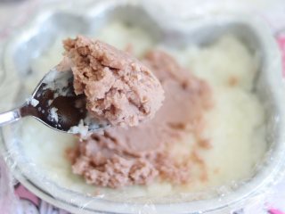 夏日小甜品，豆沙蔓越莓糯米糕，酸甜软糯,再铺一层红芸豆泥，抹平。