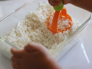 夏日小甜品，豆沙蔓越莓糯米糕，酸甜软糯,糯米去掉水，再冲洗一次，用勺子或其他工具把米压碎。