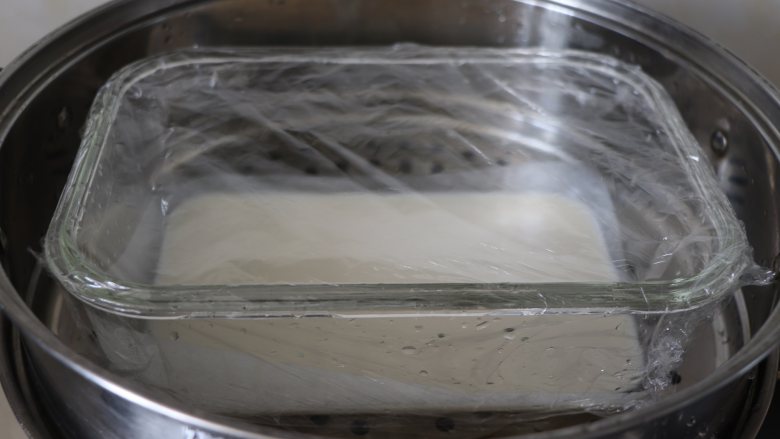 白玉棒棒糖蛋糕，萌系美食,水开后，放入蒸锅，大约15分钟就好了，根据容器大小，状态全是凝固的就蒸好了
