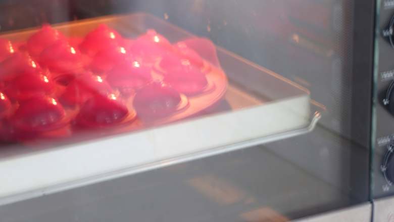 白玉棒棒糖蛋糕，萌系美食,放入提前170度预热的烤箱，170度烤约20分钟