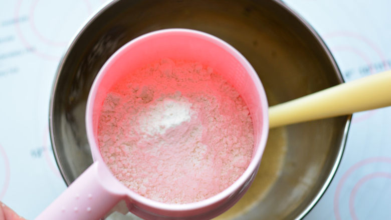 红糖桂圆戚风,金龙鱼糕点用小麦粉（低筋面粉），（过筛的主要作用是可以去除粉类储存过程中产生的结块，让面粉更蓬松）

