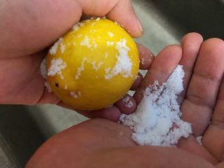 川贝柠檬膏,柠檬用盐搓洗干净