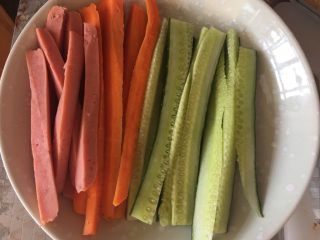 寿司,黄瓜、胡萝卜：火腿肠切细条