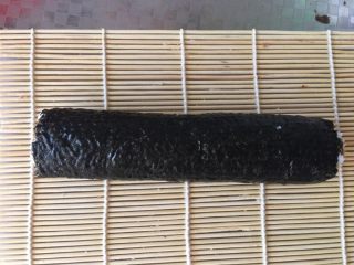 寿司,做好的寿司卷，继续切成1.5cm宽的寿司，我用的面包锯齿刀，切出来也很齐整
