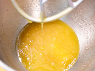 广式蛋黄莲蓉月饼 私房烘焙版本,将转化糖浆、花生油、枧水倒入CM-1500厨师机搅拌桶，用搅拌棒搅拌至乳化状态。