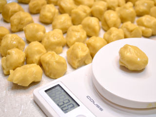 广式蛋黄莲蓉月饼 私房烘焙版本,将松驰好的饼皮称取30g每份。