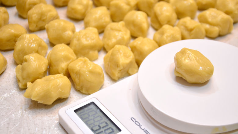 广式蛋黄莲蓉月饼 私房烘焙版本,将松驰好的饼皮称取30g每份。