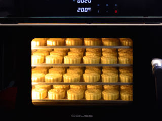 广式蛋黄莲蓉月饼 私房烘焙版本,打开CO-960S电烤箱，提前200度预热10分钟以上，预热完成（有提示音）将4盘月饼放入，先烘烤5分钟。