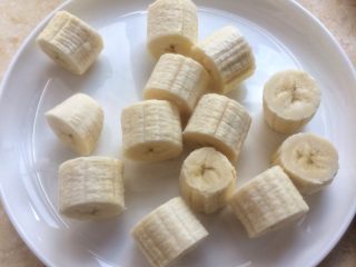 黄金燕麦香蕉,香蕉切均匀小段。