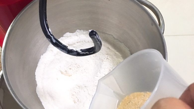 黑麦芝麻核桃吐司,发酵液倒入厨师机。