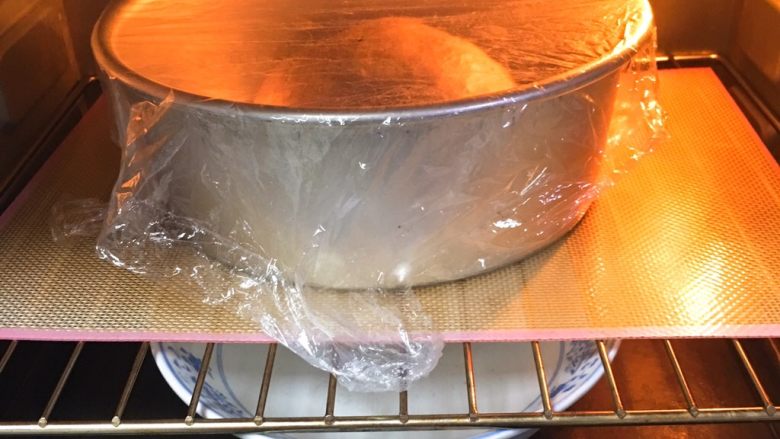 黑麦芝麻核桃吐司,烤箱发酵档，模具送入烤箱，底部放一碗热水，帮助加温，发酵时间60分钟。