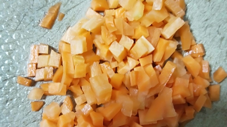 迷你冬瓜盅,胡萝卜小半个，切成细粒状。