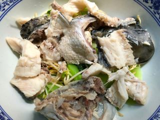 沸腾鱼,鱼头鱼骨焯熟用漏勺捞到青菜上