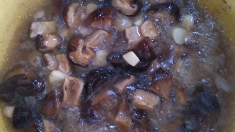 香菇青菜,锅内加入水淀粉勾芡，汤汁粘稠即可