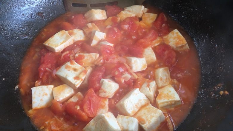 茄汁嫩豆腐,放入嫩豆腐，不要过度翻炒，容易碎，焖几分钟，放盐出锅撒香葱装盘