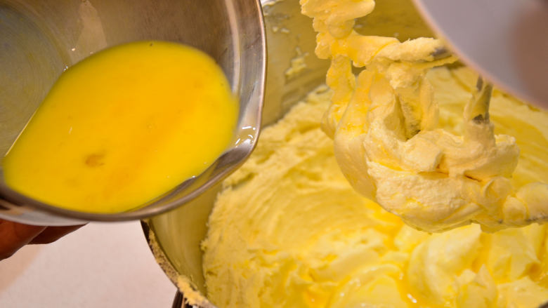 杏仁玛芬蛋糕 简单烘焙,将打散的鸡蛋分次加入，搅拌均匀至蓬松有纹路。