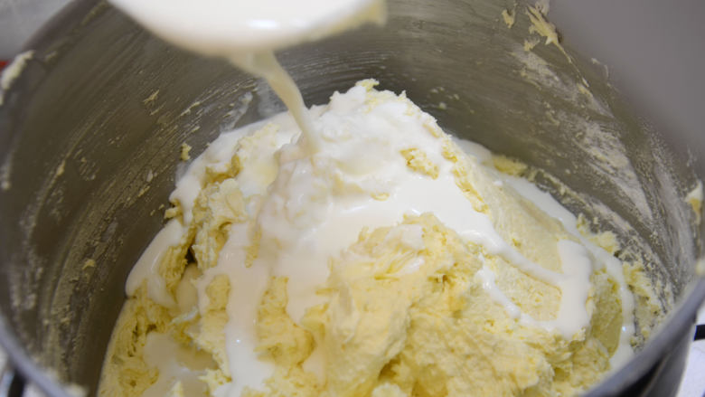 杏仁玛芬蛋糕 简单烘焙,加入回温淡奶油，拌均匀，调整面糊呈细腻的状态。