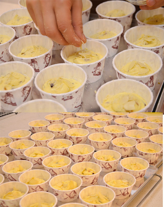 杏仁玛芬蛋糕 简单烘焙,在面糊表面撒少量杏仁粉和杏仁片。