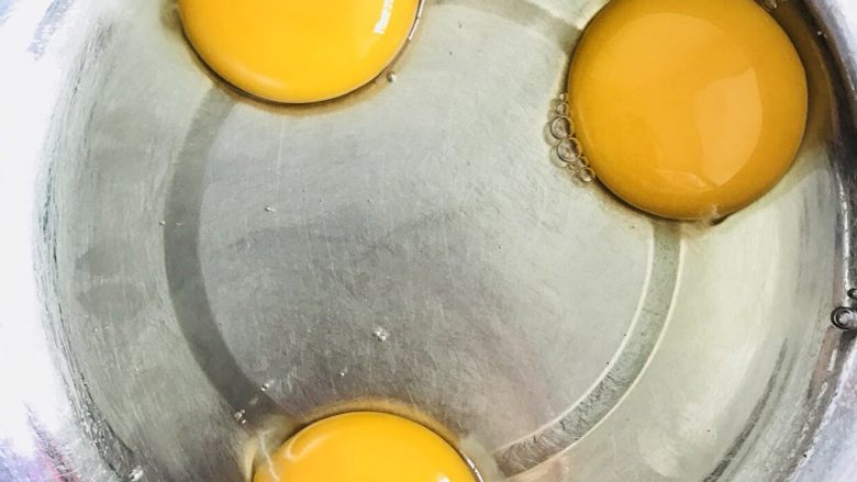 烤箱版华夫饼,<a style='color:red;display:inline-block;' href='/shicai/ 9'>鸡蛋</a>打入到打蛋盆中。

（直接用的全蛋，蛋黄和蛋白分离法做，口感一应该会更软）