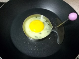 酱油炒面, 另取一个平底锅，锅底抹一点油，煎蛋器上抹油，打入一个鸡蛋，煎好鸡蛋备用。