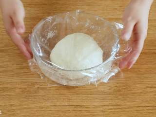 肉龙18m+,往面粉中加入酵母水，搅拌成絮状，然后揉成面团~盖上保鲜膜，醒发至两倍大。