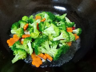 西兰花炒胡萝卜, 加一点开水焖炒一分钟。