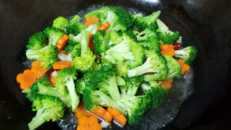 西兰花炒胡萝卜, 加一点开水焖炒一分钟。